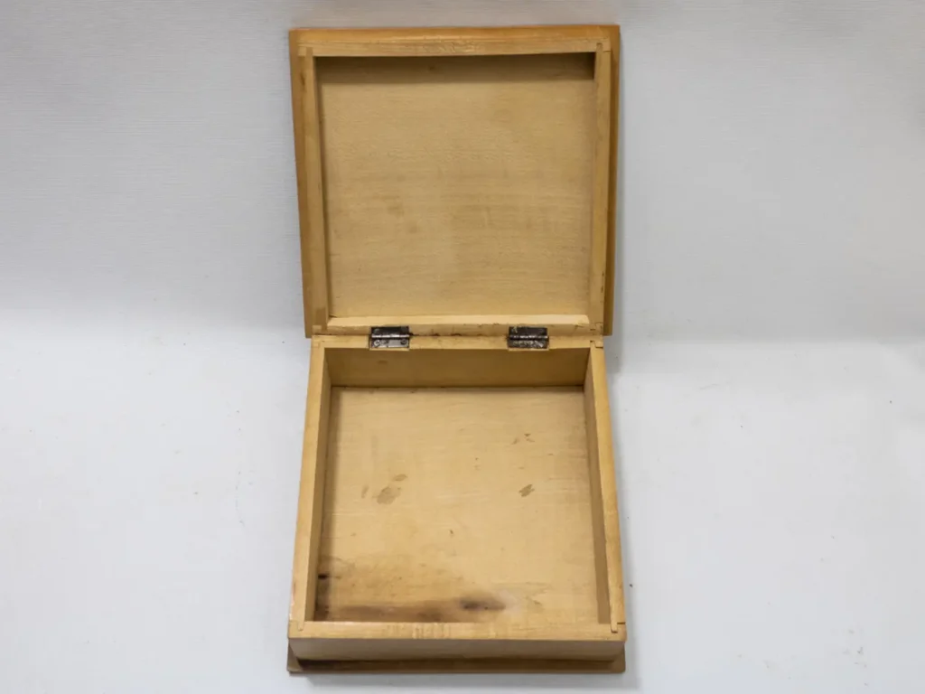 Boîte de Rangement Carrée en Bois Pyrogravé Motifs Floraux