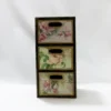 Boîte de rangement vintage en bois avec trois tiroirs floraux