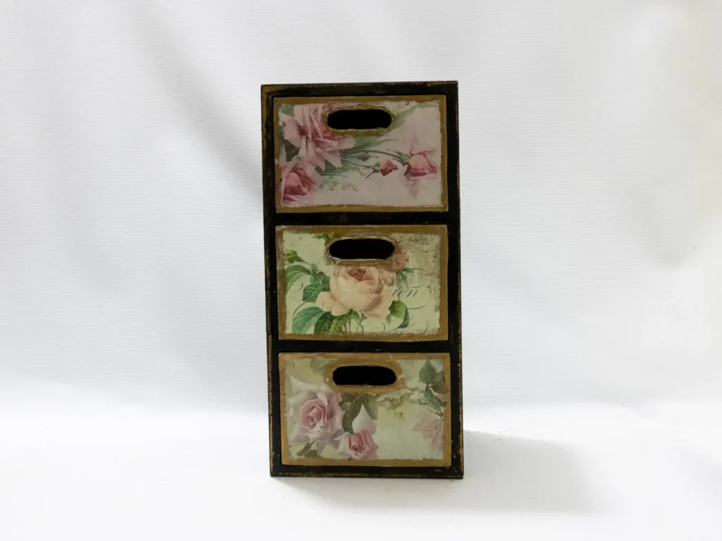 Boîte de rangement vintage en bois avec trois tiroirs floraux