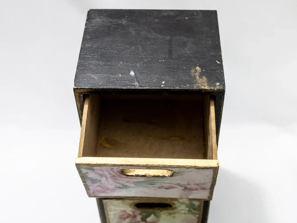 Boîte de rangement vintage en bois avec trois tiroirs floraux