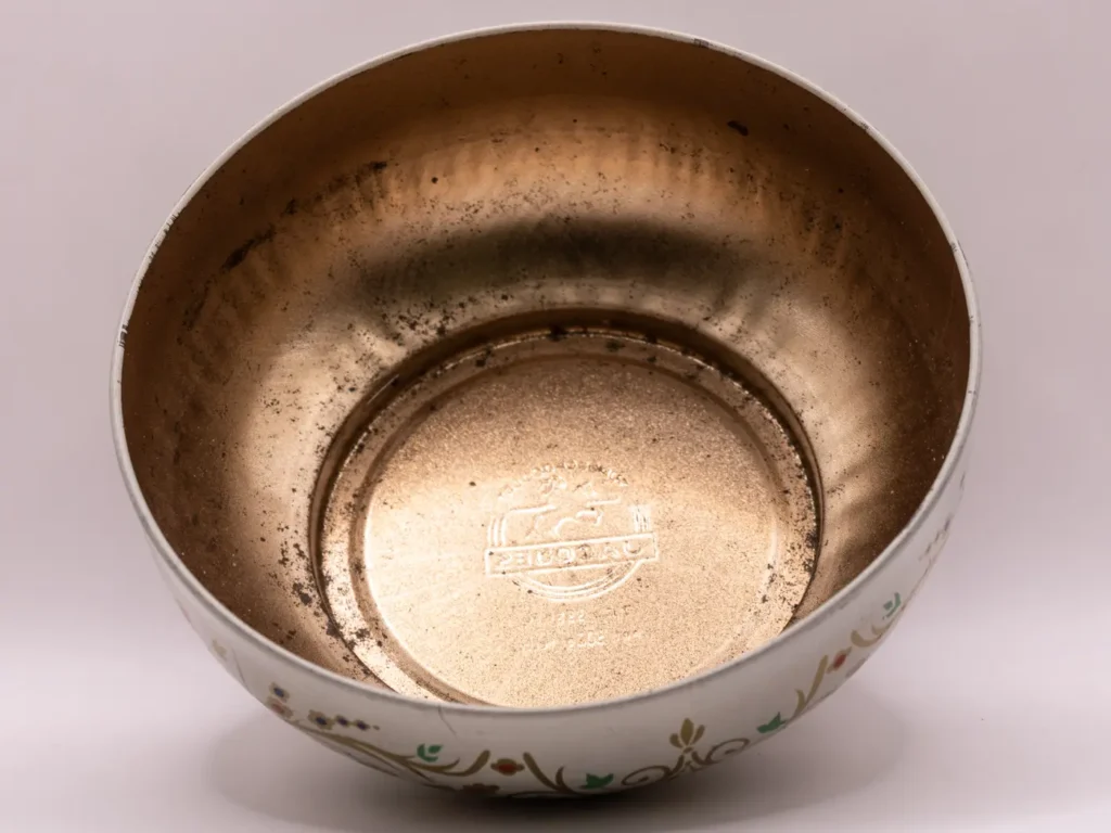 Boîte en métal ronde vintage Superchocolat Jacques dorée blanche