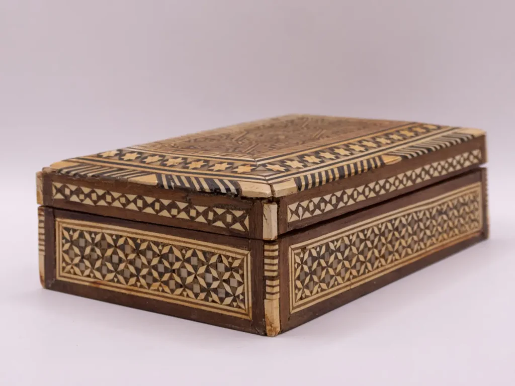 Boîte rangement vintage bois et nacre motifs étoiles géométriques