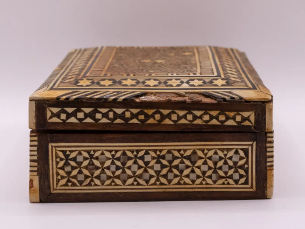 Boîte rangement vintage bois et nacre motifs étoiles géométriques