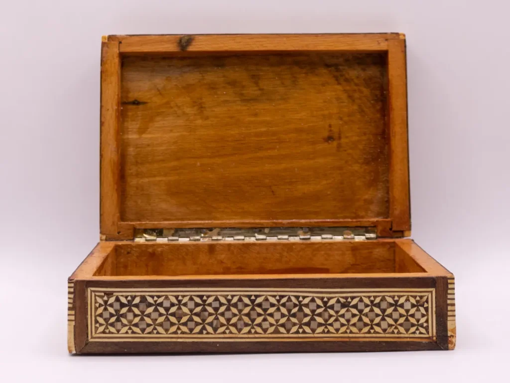 Boîte rangement vintage bois et nacre motifs étoiles géométriques