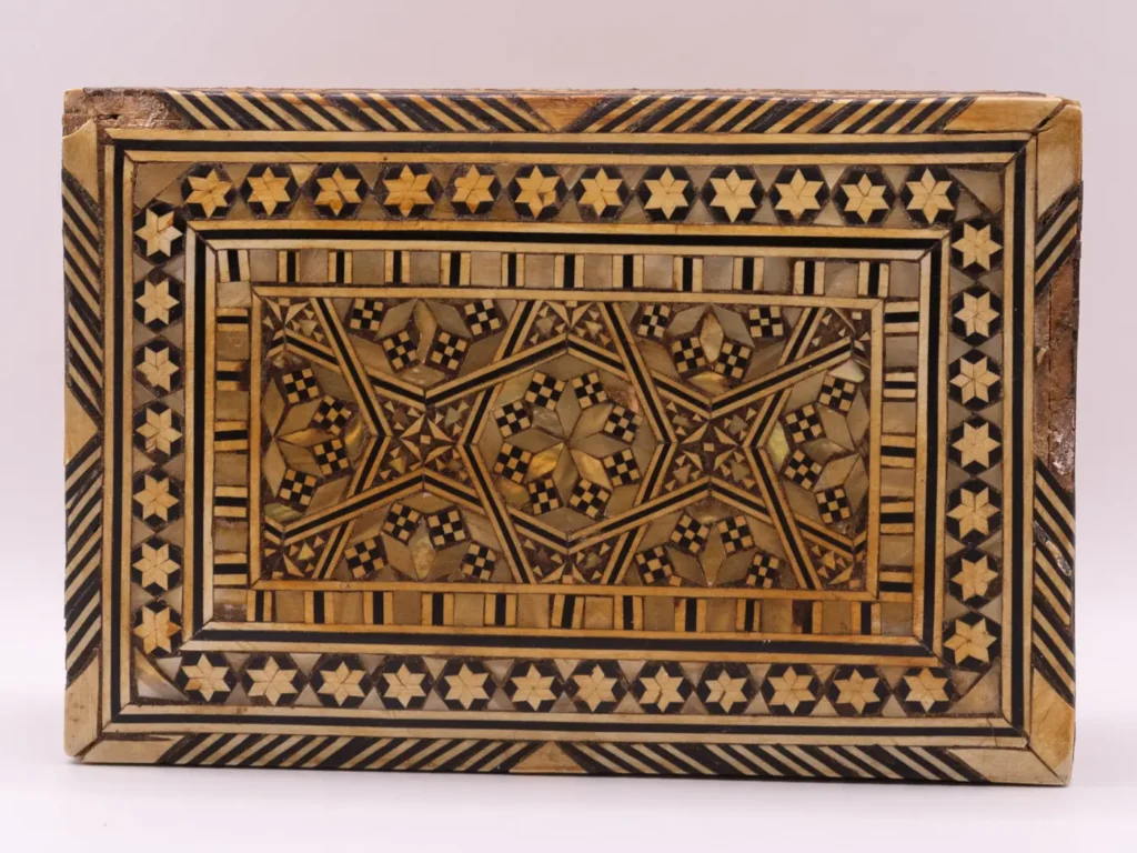 Boîte rangement vintage bois et nacre motifs étoiles géométriques