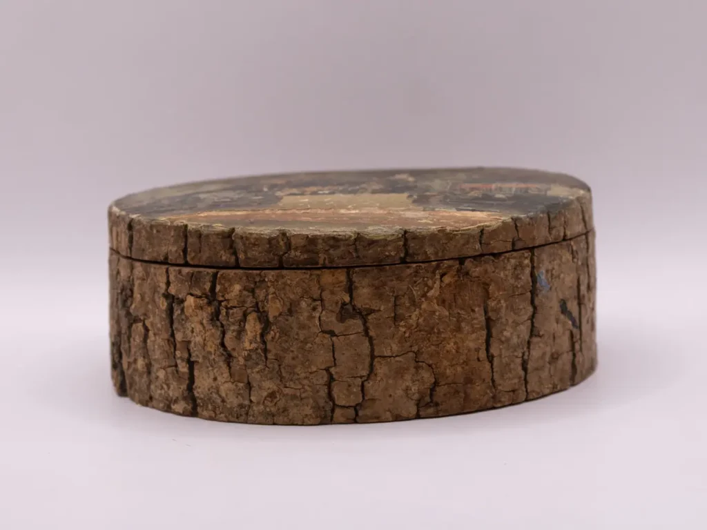 Boîte ronde en rondin de bois peinte à la main signée Lourdes