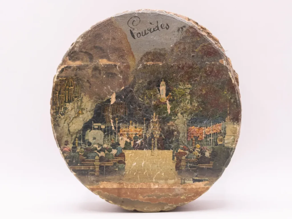 Boîte ronde en rondin de bois peinte à la main signée Lourdes