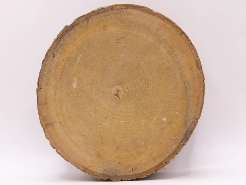 Boîte ronde en rondin de bois peinte à la main signée Lourdes