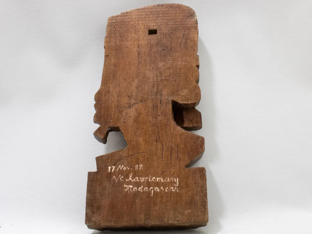Buste malgache sculpté en bois exotique signé, daté de 1988