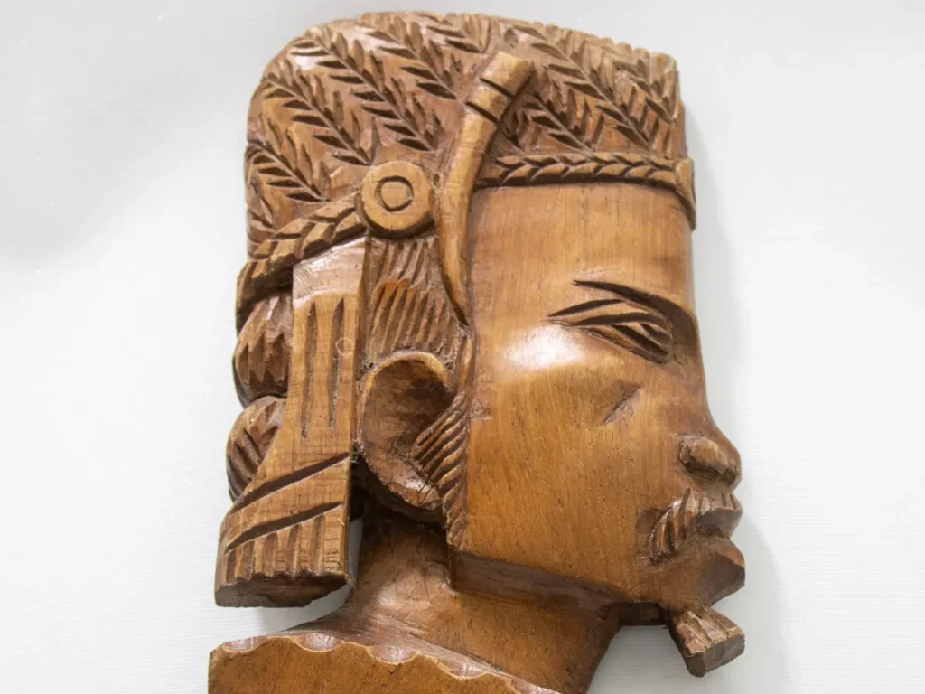 Buste malgache sculpté en bois exotique signé, daté de 1988