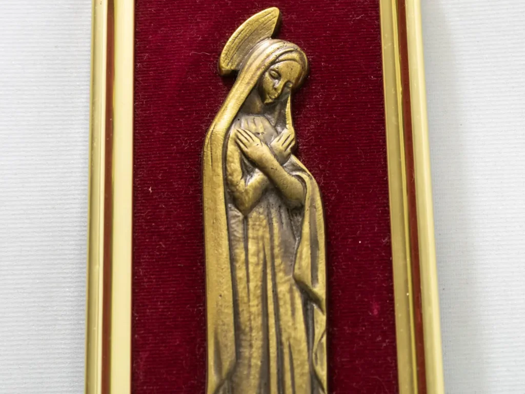 Cadre religieux vintage Vierge de Lourdes bronze signé Mermet
