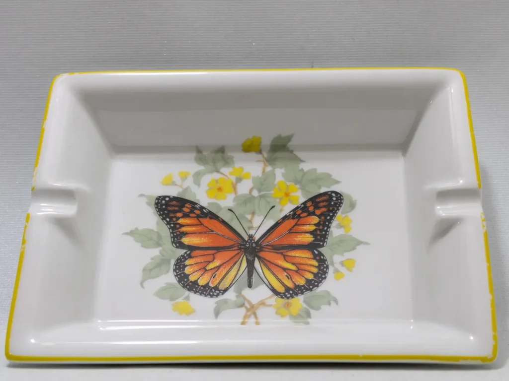 Cendrier porcelaine Pillivuyt Laufen, décor papillon monarque