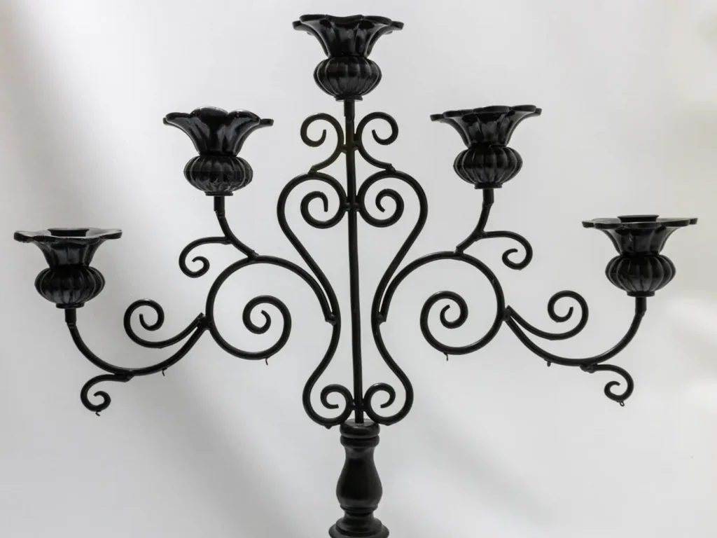 Chandelier Candela en métal noir avec ses cinq branches fines