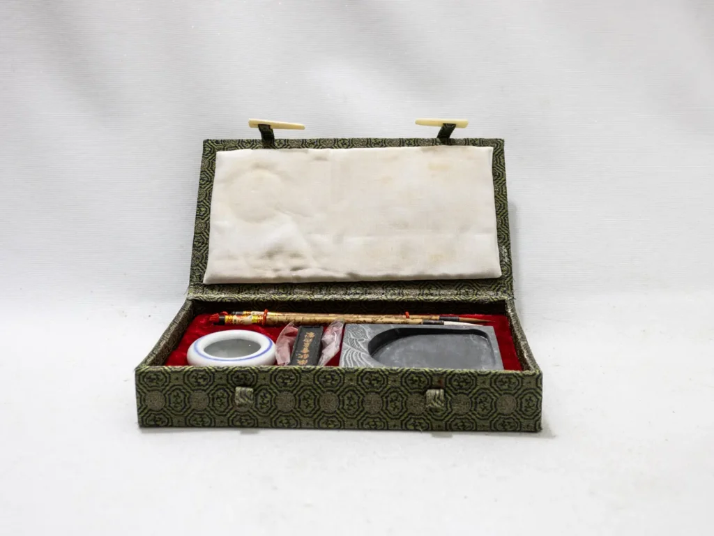 Coffret complet calligraphie chinoise avec encrier et pinceaux