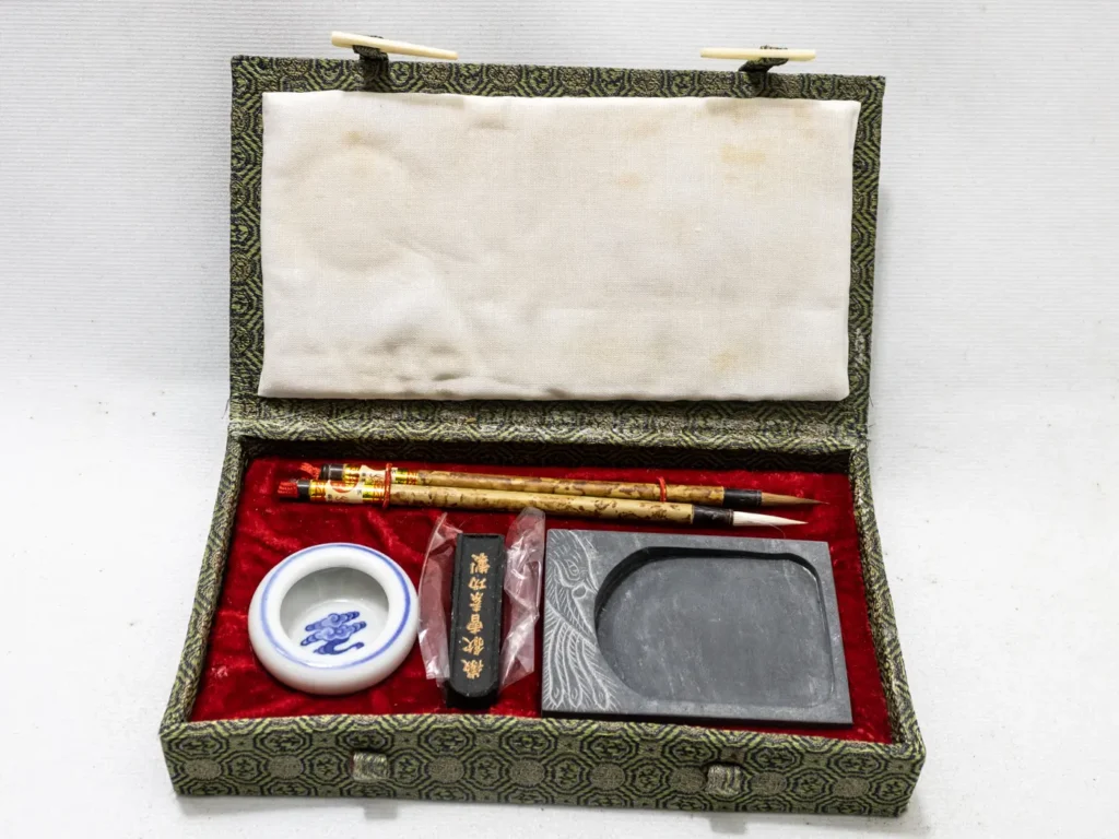 Coffret complet calligraphie chinoise avec encrier et pinceaux