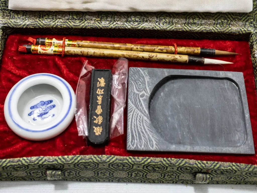 Coffret complet calligraphie chinoise avec encrier et pinceaux