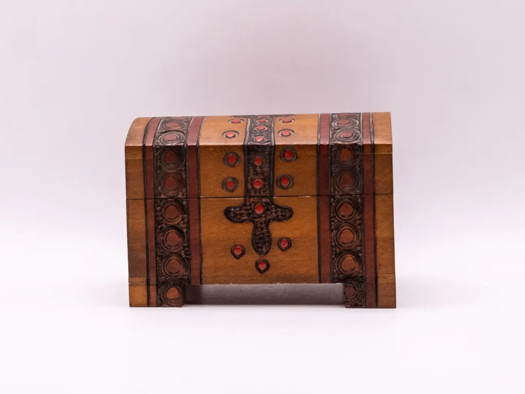 Élégant coffre à bijoux en bois marron avec motifs gravés
