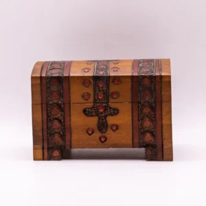 Élégant coffre à bijoux en bois marron avec motifs gravés