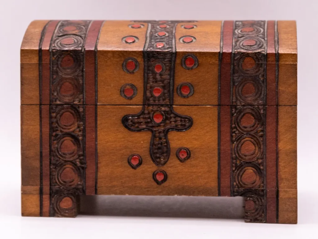 Élégant coffre à bijoux en bois marron avec motifs gravés