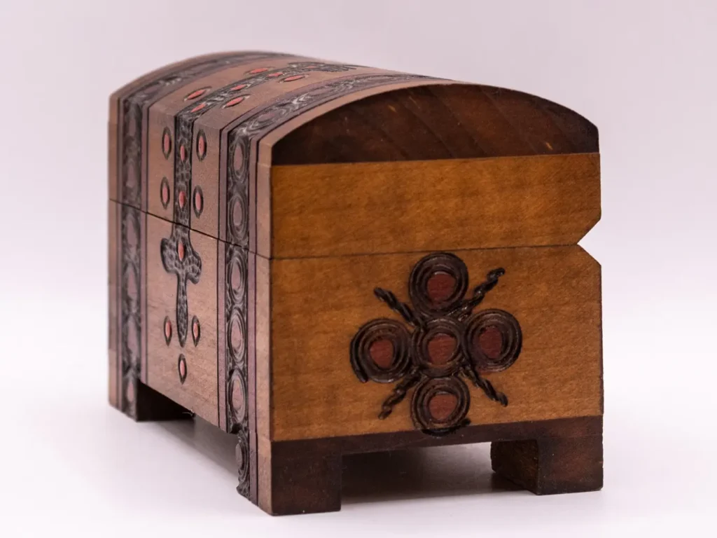 Élégant coffre à bijoux en bois marron avec motifs gravés