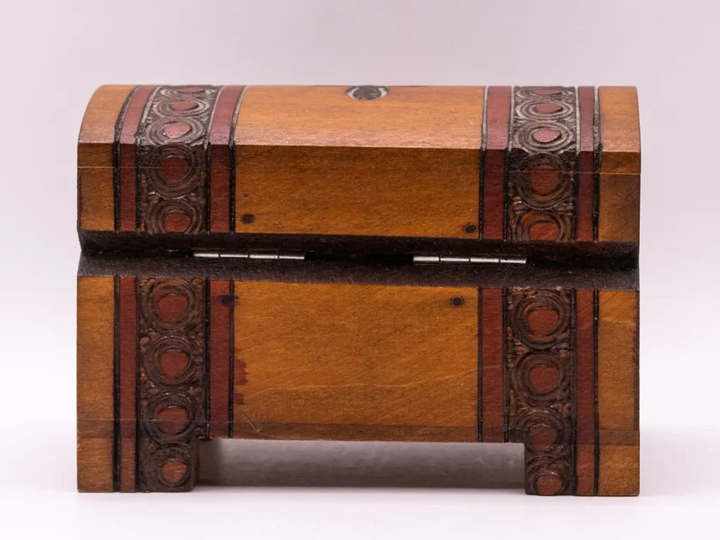 Élégant coffre à bijoux en bois marron avec motifs gravés