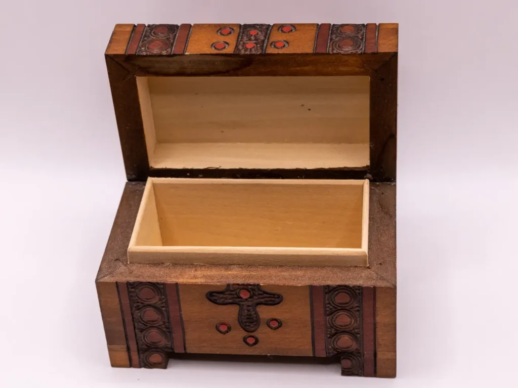 Élégant coffre à bijoux en bois marron avec motifs gravés