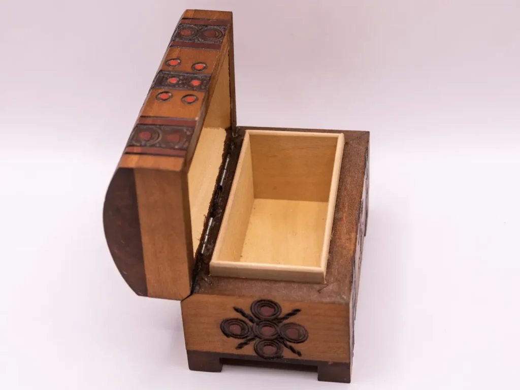 Élégant coffre à bijoux en bois marron avec motifs gravés