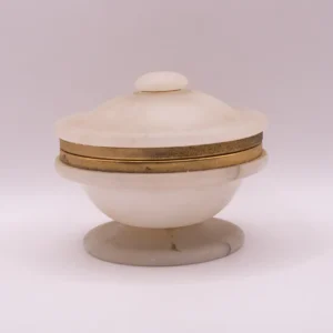 Élégante boîte à bijoux ronde en albâtre veiné et métal doré