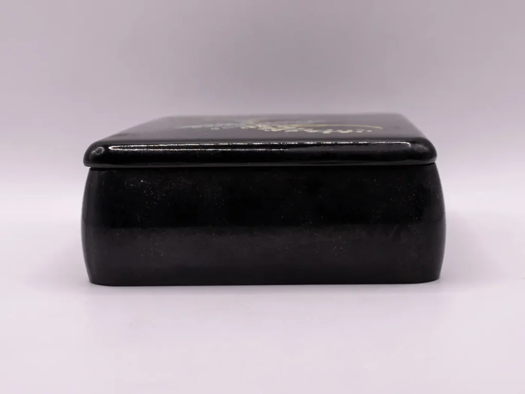 Élégante boîte de style japonais noire aux motifs floraux dorés