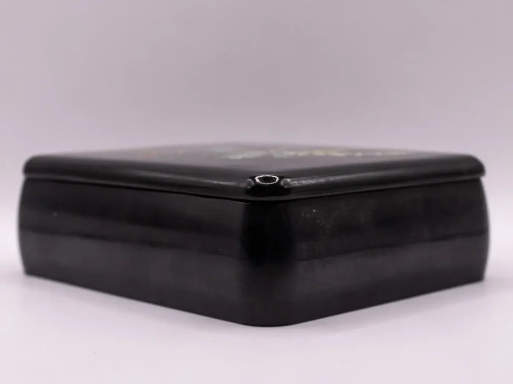 Élégante boîte de style japonais noire aux motifs floraux dorés