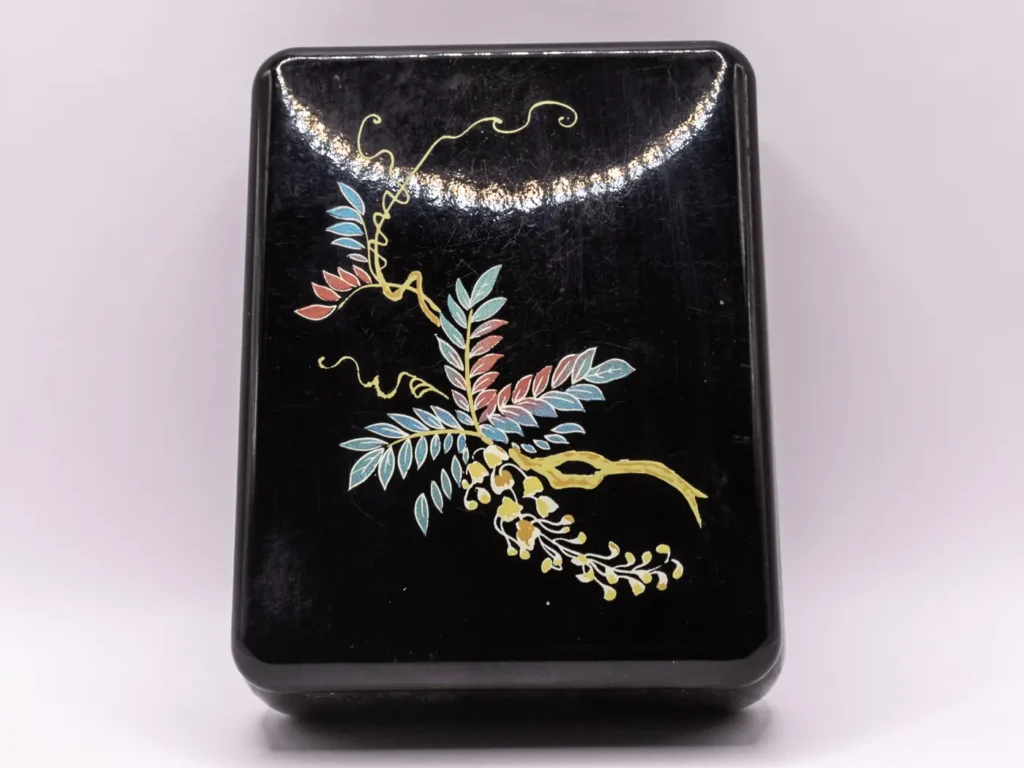 Élégante boîte de style japonais noire aux motifs floraux dorés