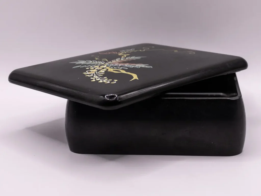 Élégante boîte de style japonais noire aux motifs floraux dorés