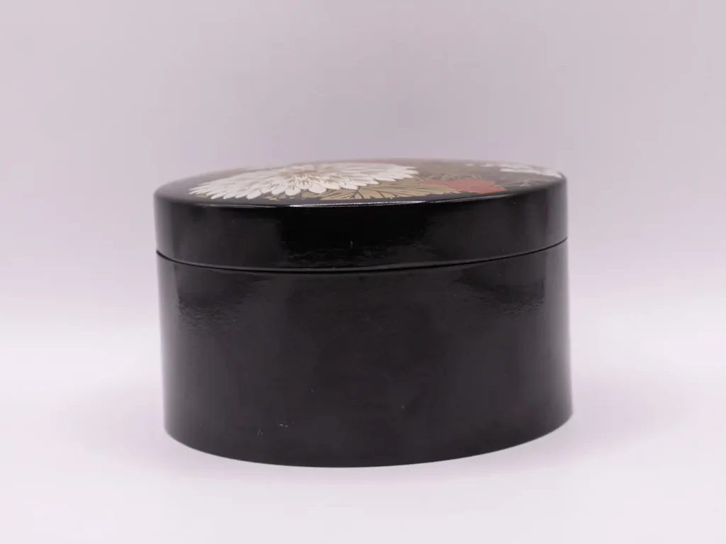 Élégante boîte ronde asiatique décorée de délicats motifs floraux