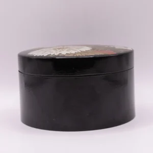 Élégante boîte ronde asiatique décorée de délicats motifs floraux