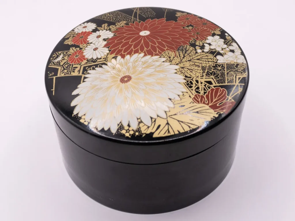 Élégante boîte ronde asiatique décorée de délicats motifs floraux