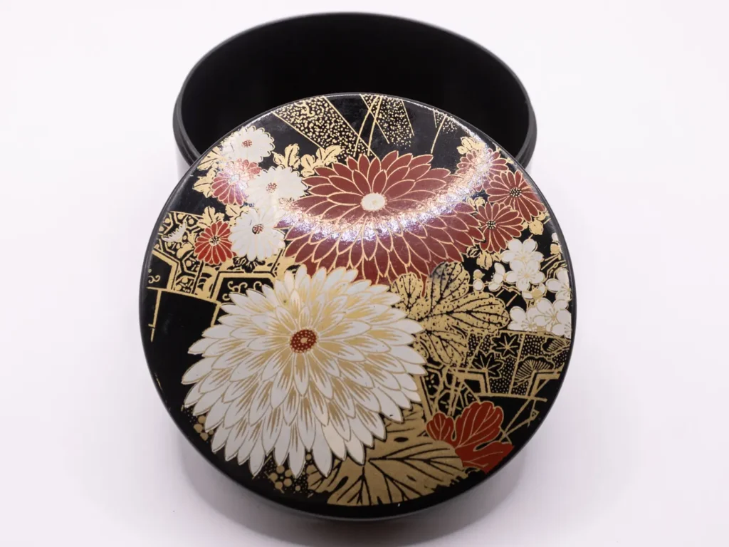 Élégante boîte ronde asiatique décorée de délicats motifs floraux