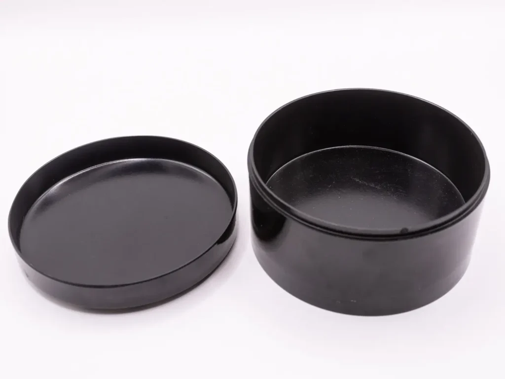 Élégante boîte ronde asiatique décorée de délicats motifs floraux