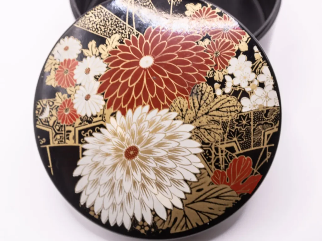 Élégante boîte ronde asiatique décorée de délicats motifs floraux