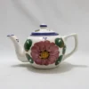 Élégante théière en céramique avec de délicats motifs floraux