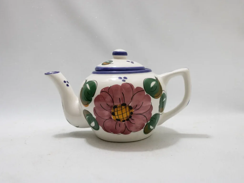 Élégante théière en céramique avec de délicats motifs floraux