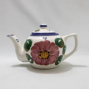 Élégante théière en céramique avec de délicats motifs floraux