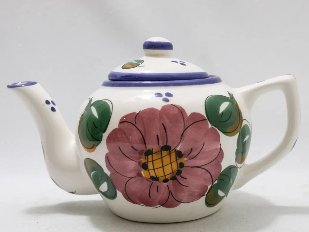 Élégante théière en céramique avec de délicats motifs floraux