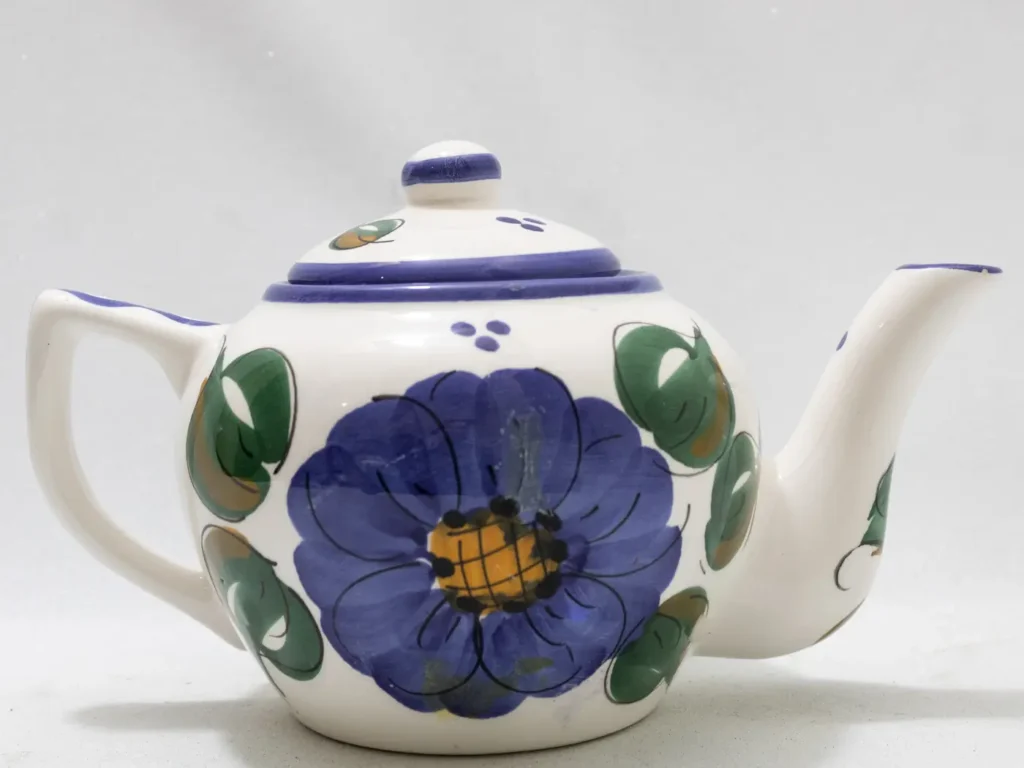 Élégante théière en céramique avec de délicats motifs floraux