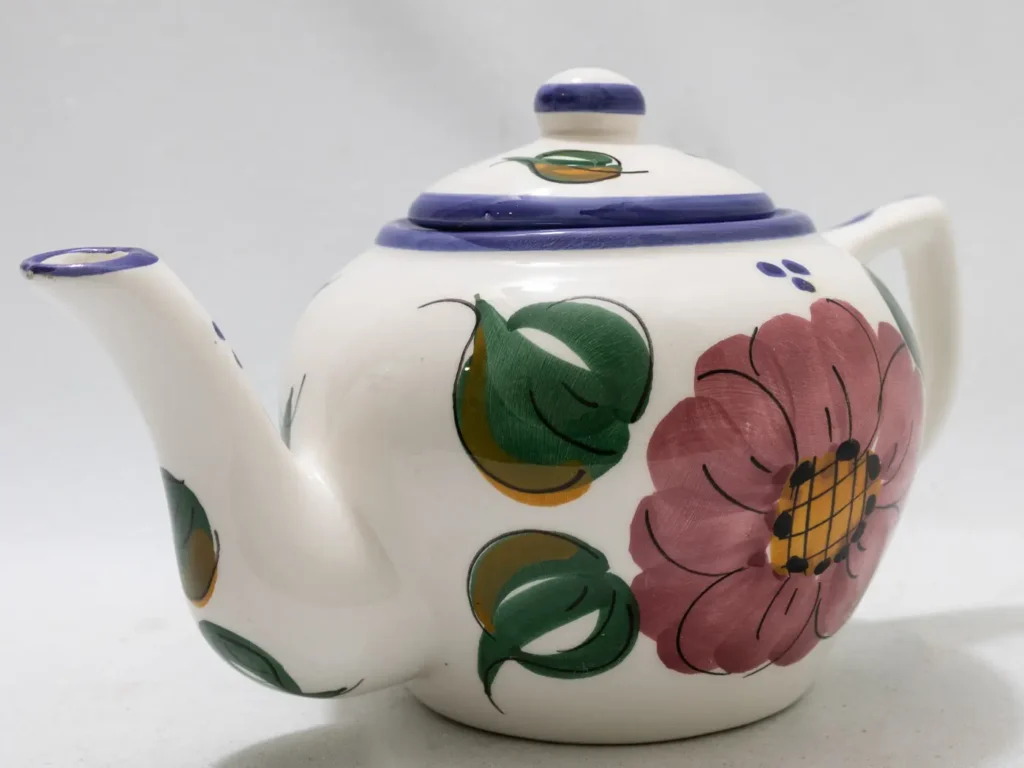 Élégante théière en céramique avec de délicats motifs floraux