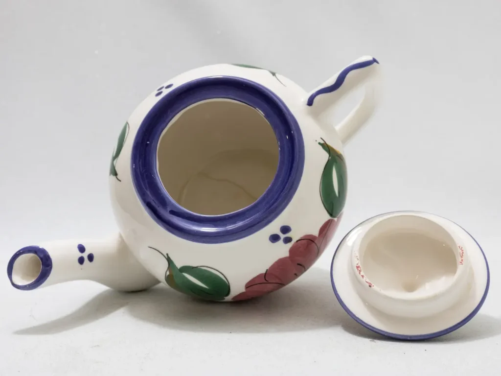 Élégante théière en céramique avec de délicats motifs floraux