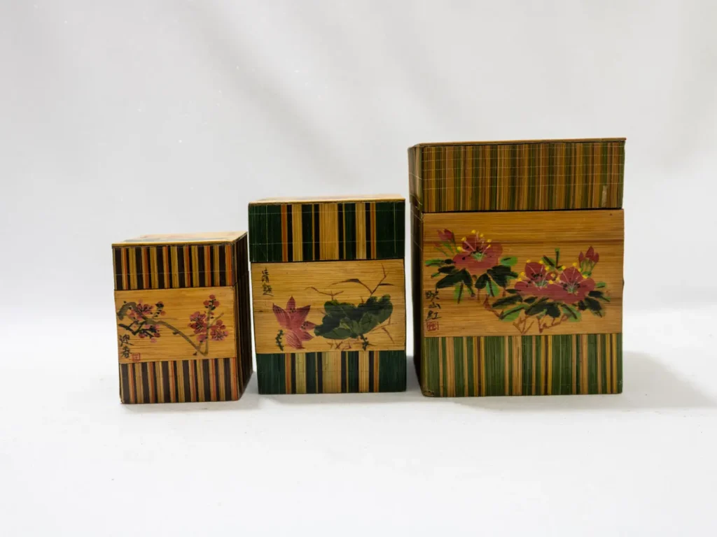 Ensemble de boîtes gigognes asiatiques en bambou à motifs floraux
