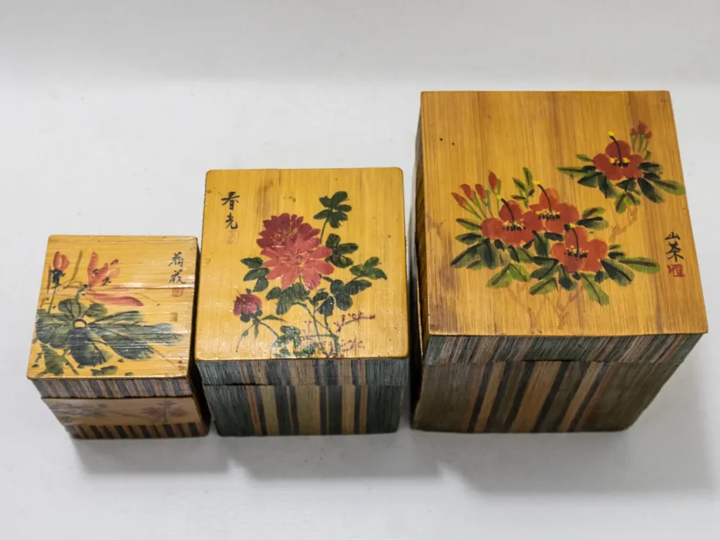 Ensemble de boîtes gigognes asiatiques en bambou à motifs floraux