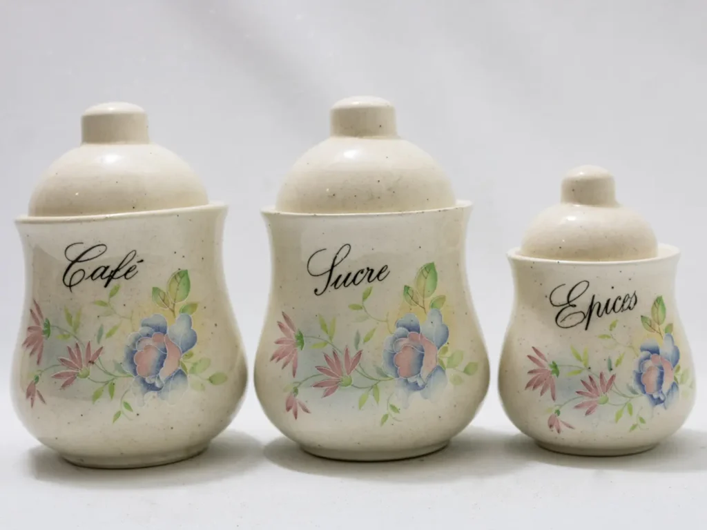 Ensemble de pots de cuisine en céramique au décor floral vintage