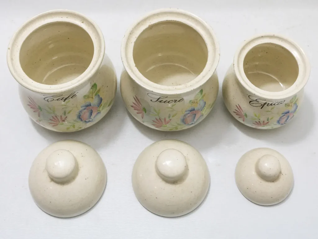 Ensemble de pots de cuisine en céramique au décor floral vintage