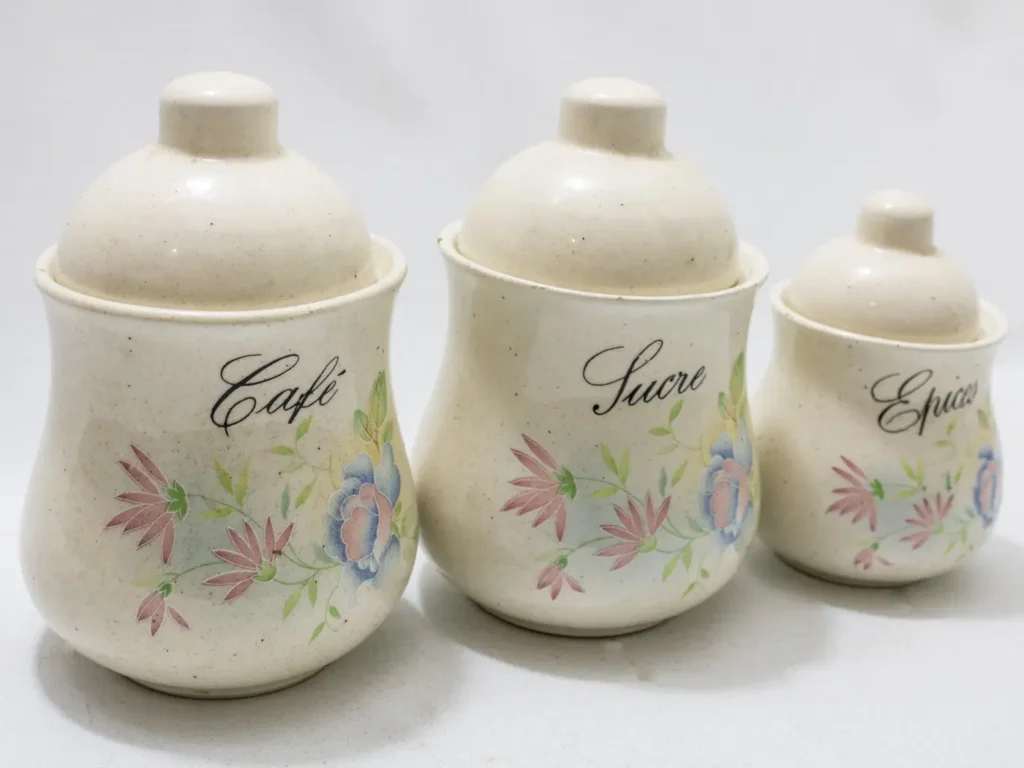 Ensemble de pots de cuisine en céramique au décor floral vintage